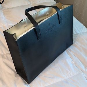 Borghese Roma hand bag like new